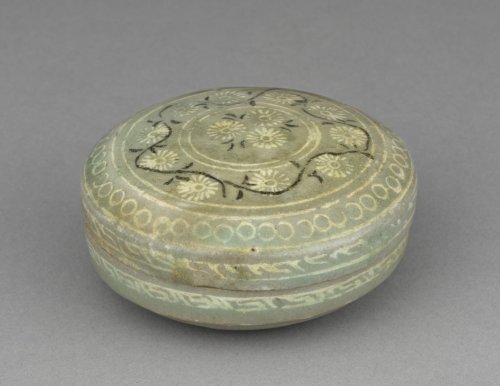 cma-korean-art: Box and Cover with Inlaid Chrysanthemum and Scroll Design, 1200, Cleveland Museum of