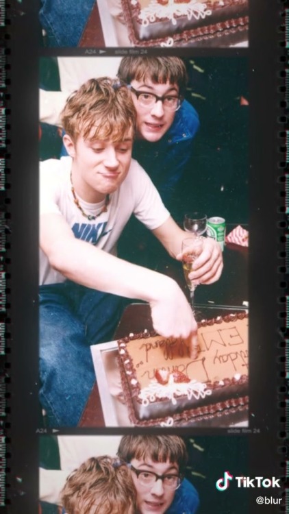 Damon’s 28th birthday celebrated in Amsterdam with a cake from the Dutch branch of EMIvia Blur on Ti