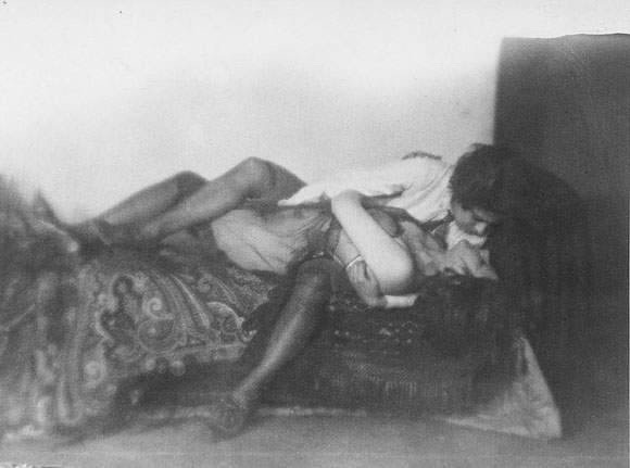 dulcetfaerie:  some of my favorite vintage lesbian photos because they all look so