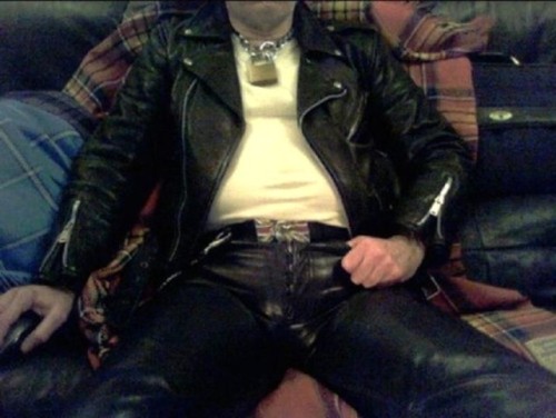 leatherdudez:  leatherdenimtatts:  Collared   Fuck yeah, anyone looking to be worshipped?   Always 