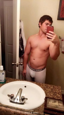 paloer:  Mmmmm. Cute little straight guy shows off his body.