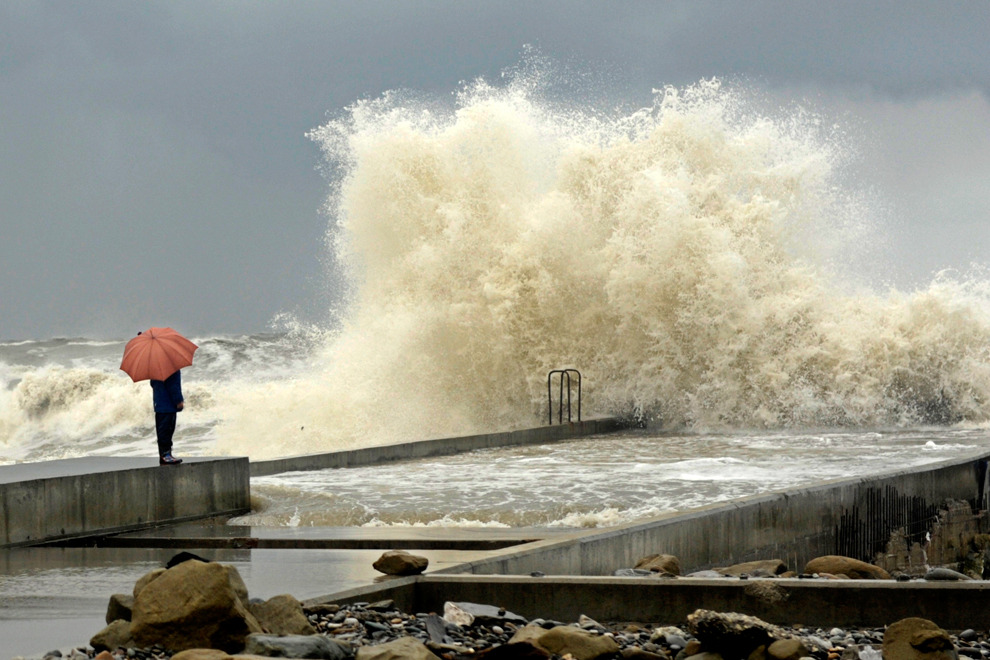 (Image prise devant la Mer Noire, en Russie, à Sochi, en mars, par M. Mordasov.)
Se protéger de ce qui nous submerge avec ce qu'on possède en soi de plus fragile face à ce qui est le plus immense, mais on réalise (après, seulement) que ce qui...