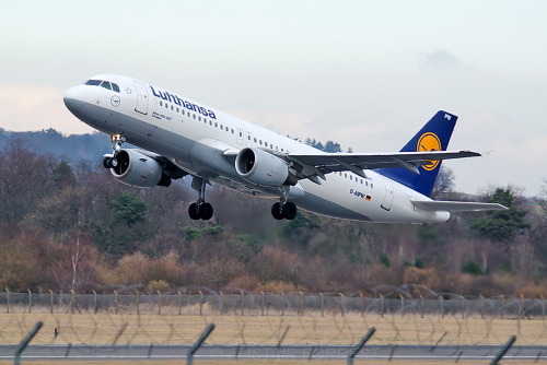Lufthansa D-WAIP departing Edinburgh 12/2/15