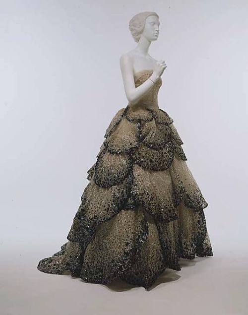 “Junon” House of Dior  (French, founded 1947) Designer: Christian Dior (French, Granville 1905–1957 Montecatini) Date: fall/winter 1949–50