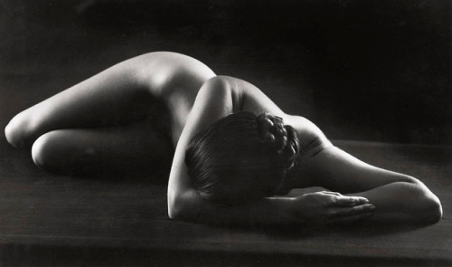 joeinct:Nude in Triangles, Photo by Ruth Bernhard, 1950s