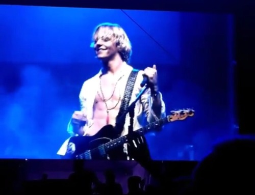 yaysters-blog:  Ross Lynch abs