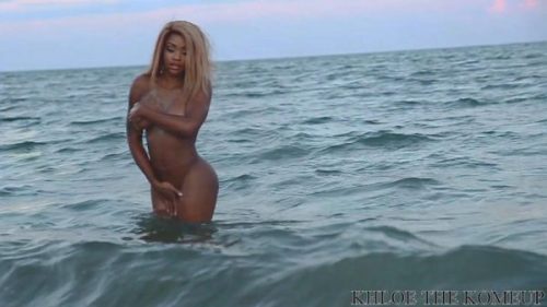 yesnibbles:  Khole TheKomeup mashup – showing off her wigs