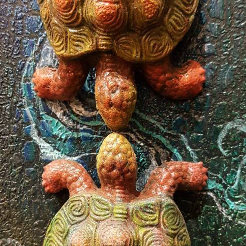 Turtles in Love @17moonsartstudio #assemblageart #firstfriday #lasvegasartsfactory #goldenacryli