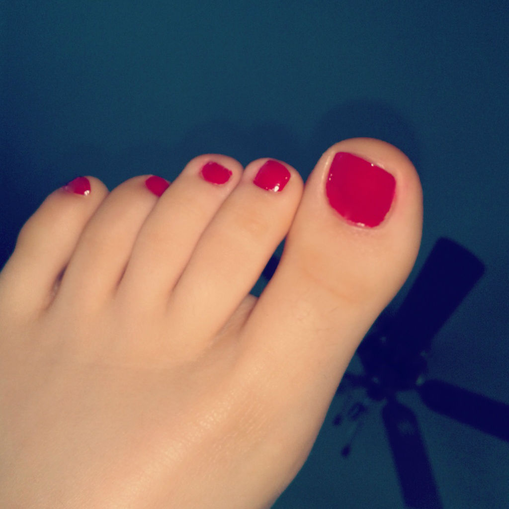 cherrytoesaresexy:  cute toes, gorgeous shiny red too ! 