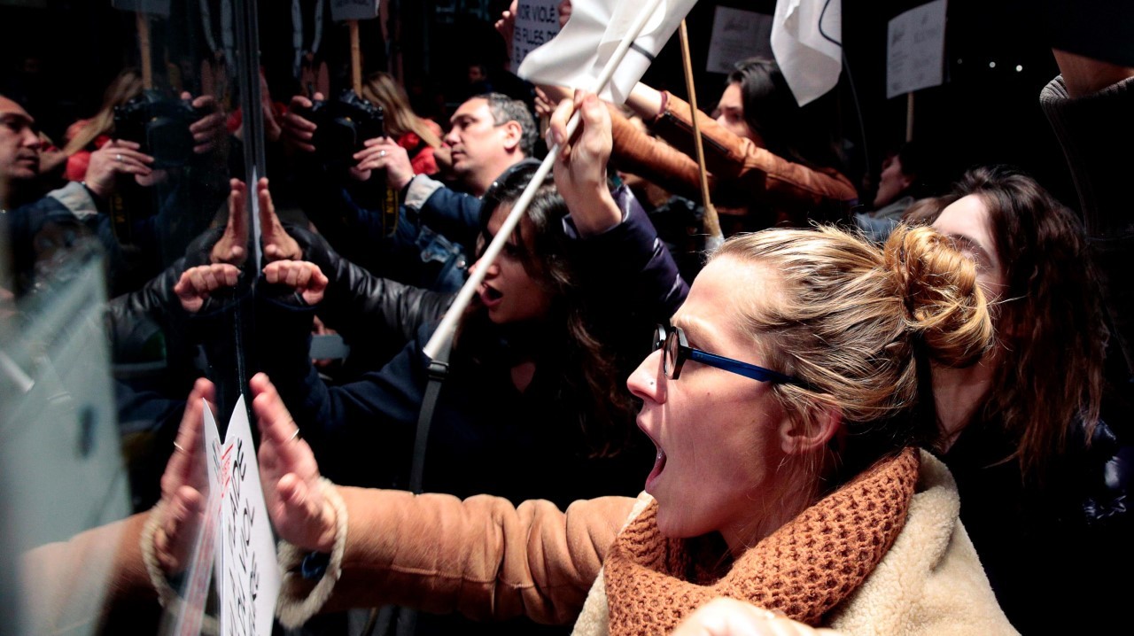 ACUSADO. Protestas contra Roman Polanski en París. Activistas feministas francesas se manifiestan contra el director franco-polaco Roman Polanski, “No hay honor para los violadores”, gritaron las activistas al paso del realizador, de 84 años, que...