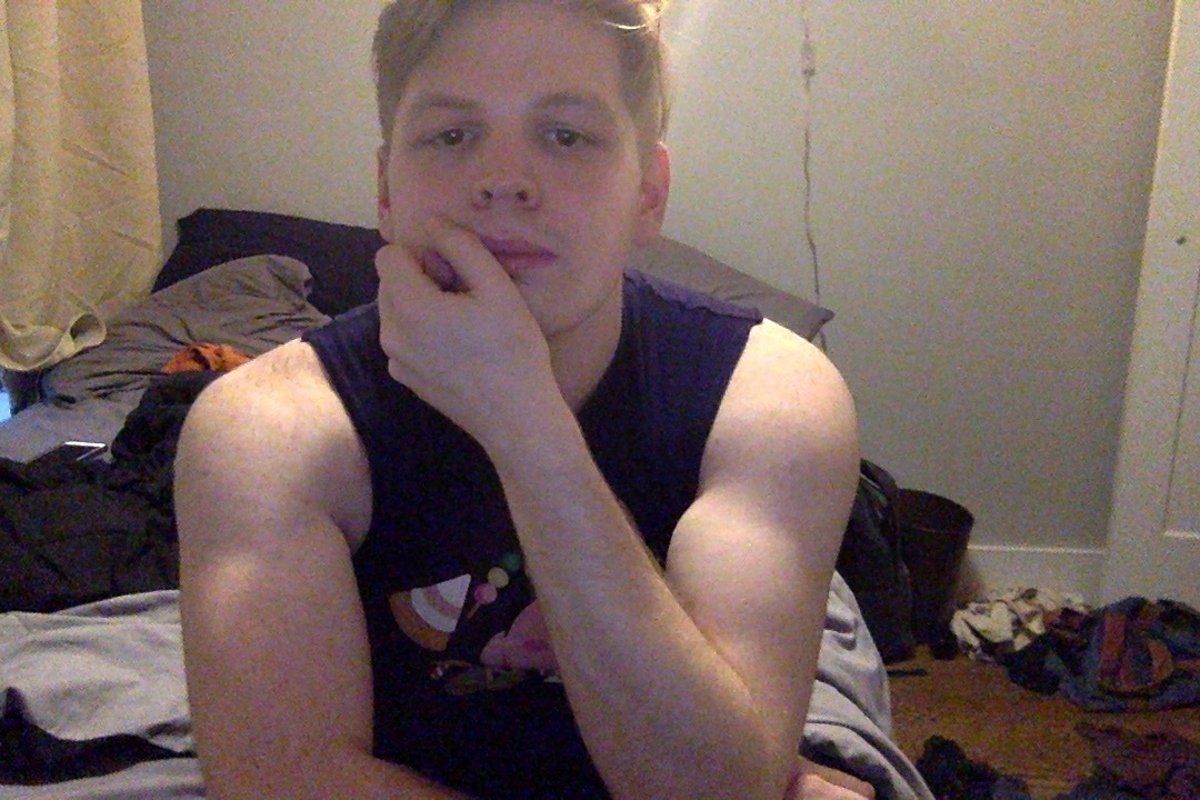 stillglowinstillcrowin: Sometimes it’s time to take webcam photos like it’s 2011