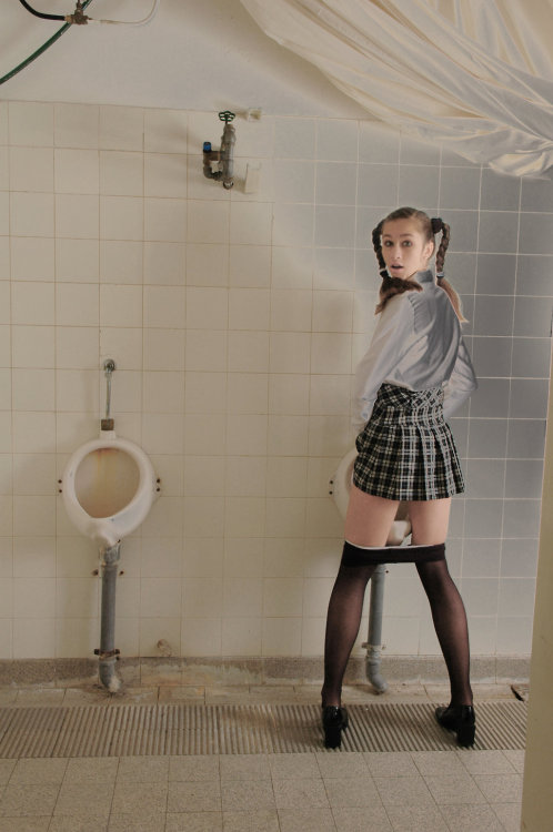 urinalchicks: The cause for her pause Lass dich nicht stören&hellip; ist schon okay, wenn d