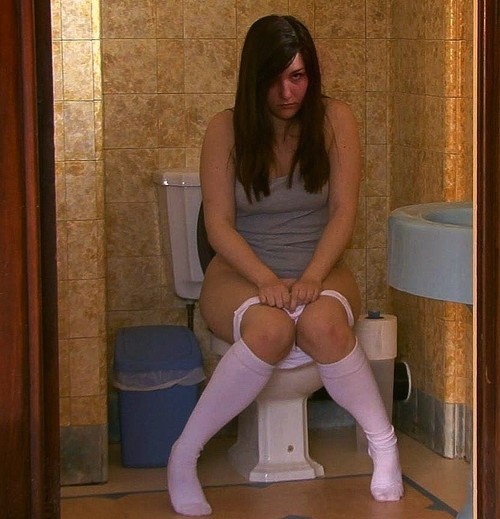 girlspooping:Look more at bit.ly/WDdVLY