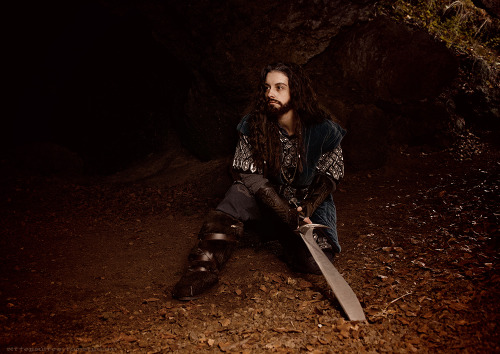 bittersuites:The Finding of Orcrist Thorin Oakenshield.. Essiemakeup/photography.. revelioassistan