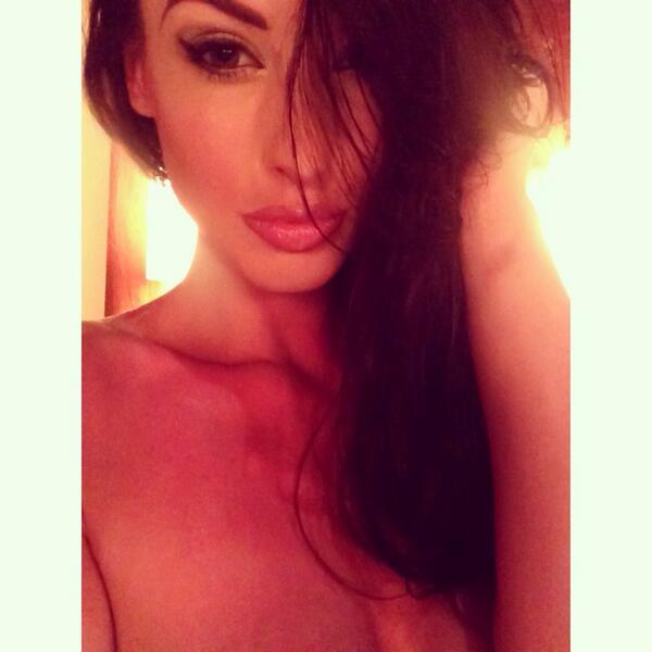butchrosser:  This Week’s Model Nothing wrong with a little Alice Goodwin to brighten