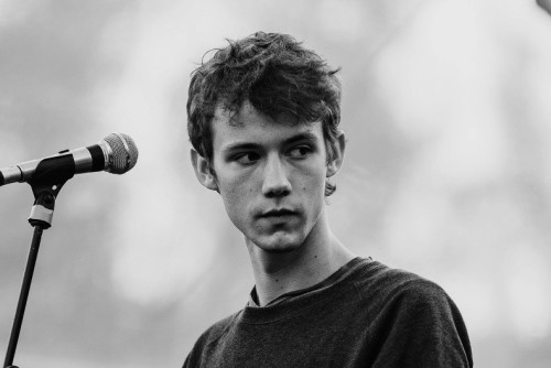 b-l-d-y: |Der Junge mit der tiefen Stimme|
