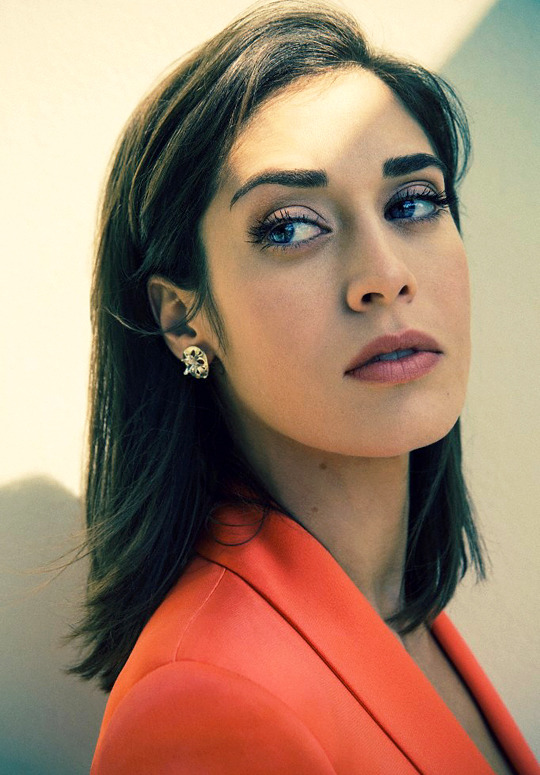 whatelsecanwedonow: Lizzy CaplanPhotographed by Jana Cruder for  TheWrap   || June