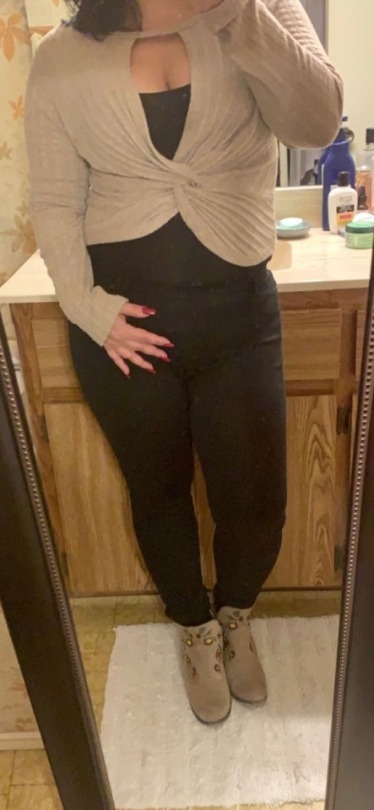 myflowerjasmine:  coveredsunshine:  😊Thick    Very cute   Gorgeous 