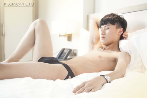 kissmanphoto123: 12月的温暖又清新的小鲜肉来了。我们不仅仅只会拍肌肉男儿，也会给大家调制新鲜的小清新大餐。大家有没有发现，kissmanphoto的logo 随着画面主人翁的形式而改