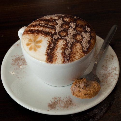 fyomnomnom:Coffee art 1 by seetyoong on Flickr.