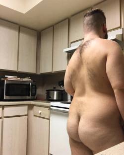 Gthebearcub:  When The Roommates Are Away The Gay Boy Will Cook Naked 😬