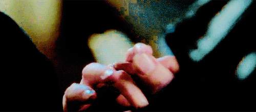 lovewithyouihaveeverything:Captain Swan + hands close up, a development 