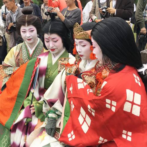 geisha-kai:Jidai Matsuri 2016: geiko Tanefumi as Ono no Komachi, geiko Kimihiro as Wake no Hiromushi