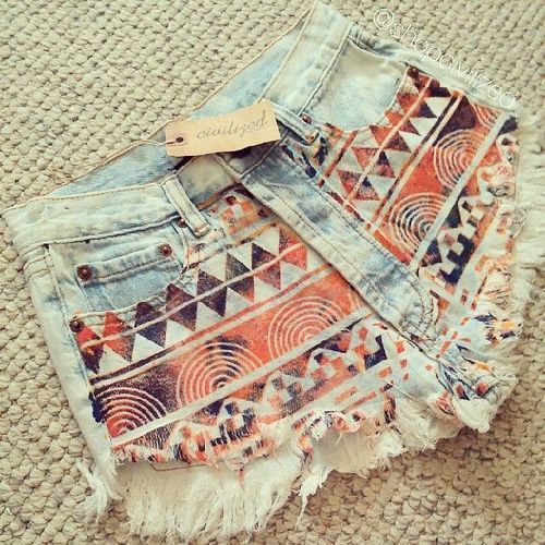 mandypandinha:  Aztec Cut Off Shorts | Tee baby :) | Pinterest em We Heart It.