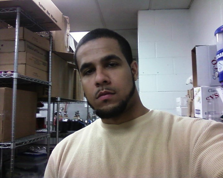 bxsexylatino:  He’s so fuckin sexy…. Damn!