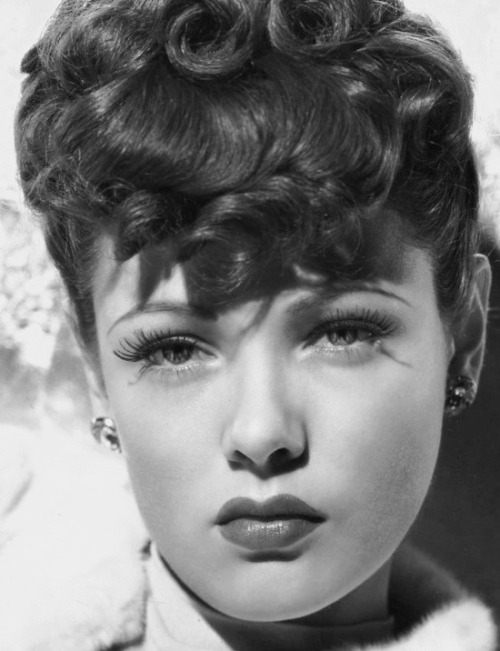 twilitmusings: summers-in-hollywood:  Gene Tierney on the set of The Shanghai Gesture, 1941  ❤