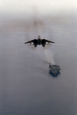 boxthecompass: F-14a departing the deck of the USS America.
