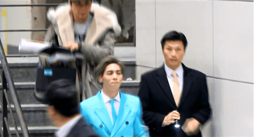 herewegobebe:  jonghyun leaving after his showcase  (cr. rubiya bam) 
