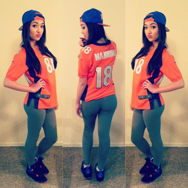fineasians:  Love a girl who loves football! ♥Fine Asians♥ 