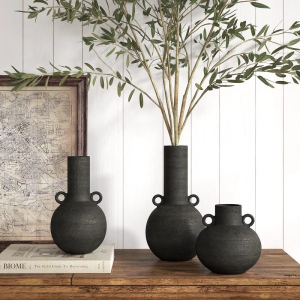 51 Black Vases Sure to Look Great Anywhere