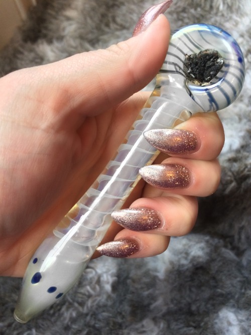 ganja-goddess:My new sexy lil piece before and during use