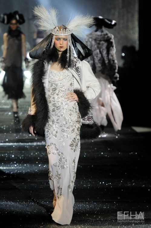 John Galliano, A/W 2010-11. Photo by Etienne Tordoir.Courtesy Catwalkpictures.