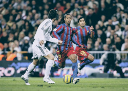 greatsofthegame: Ronaldinho applauded by