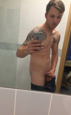 ukmilitarymen:  Hot soldier who loves a good wank while on the job