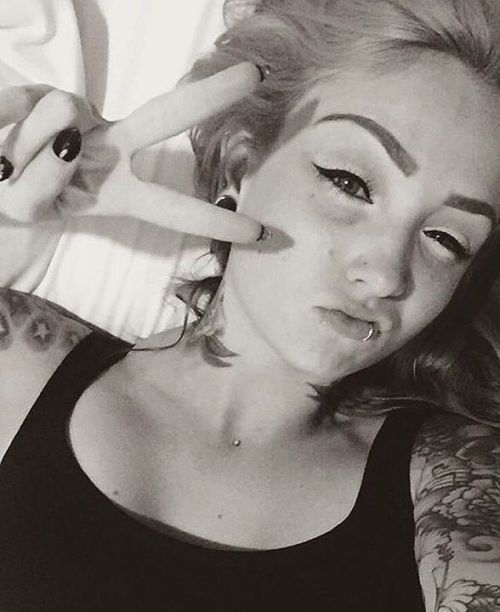 stacicastle:  Happy Monday, ladies and germs. ✌🏼 http://ift.tt/2oDZIzZ