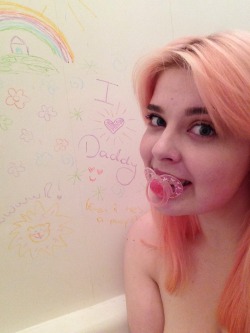 welshdaddy:  littlestloucub:  Battthhhh crayons ^.^ and daddy said I don’t has to wash them off :3  OMG why are you soooo cute!! 