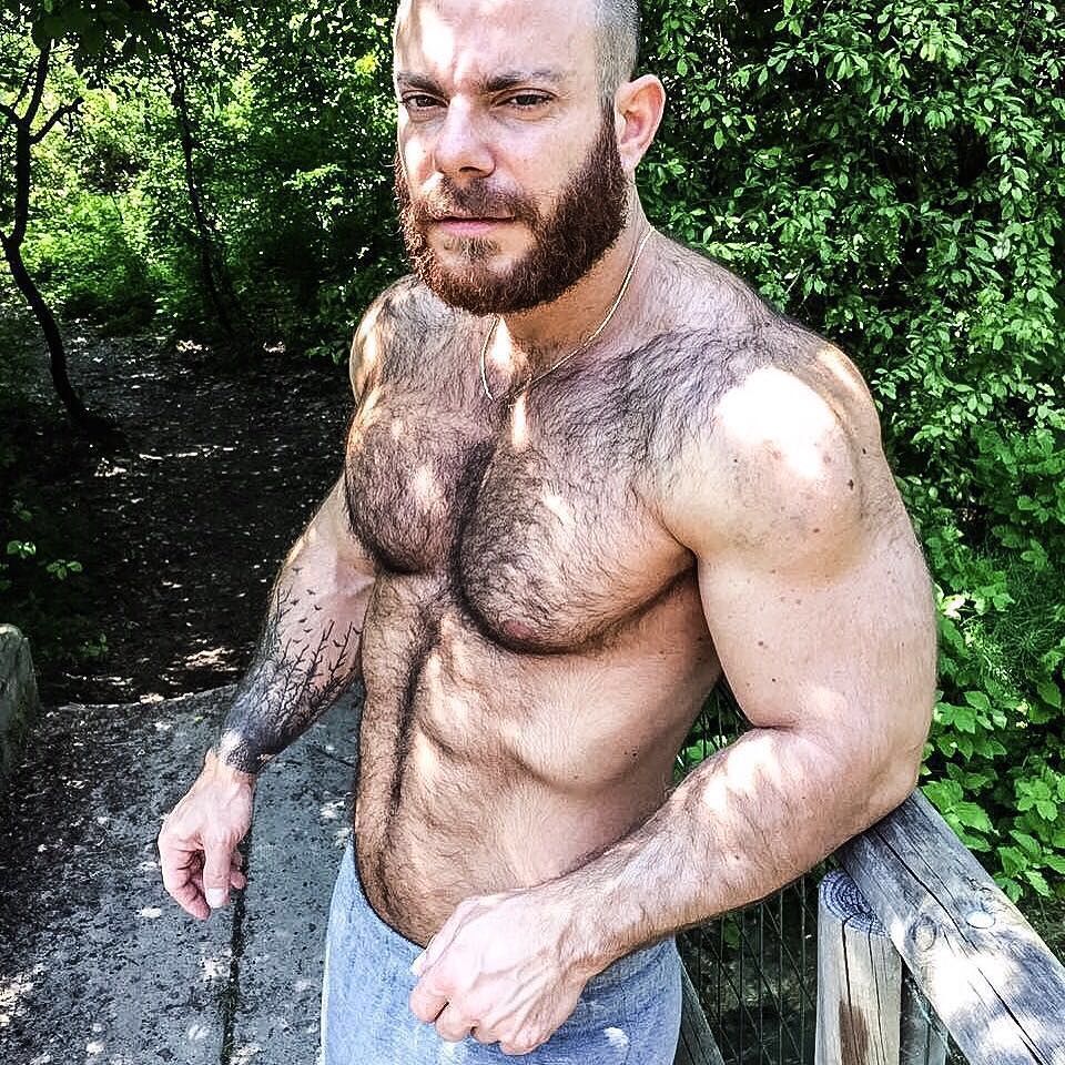 hairymacho:  http://hairymacho.tumblr.com/