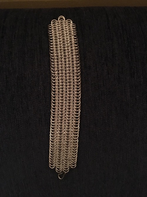 This is the biggest piece of chain mail I’ve made to date! ⚔️✨⛓385 18-gauge aluminum rings, all woun
