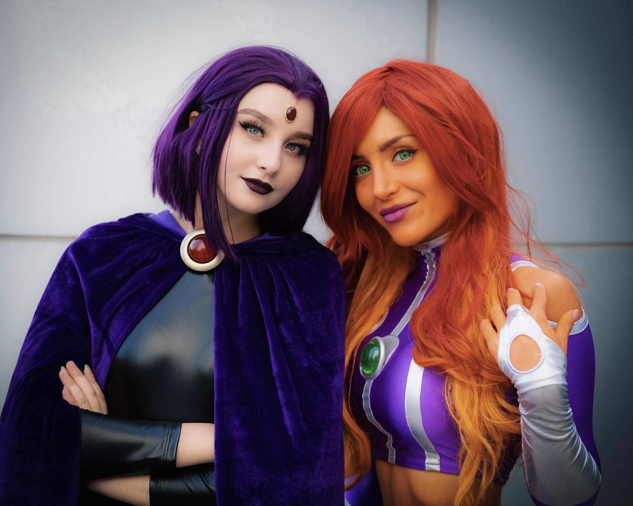 love-cosplaygirls:  Starfire (self) and Raven