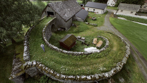 asylum-art-2:  10 Photos Of Norway’s Fairy Tale Architecture Norway started out as a kingdom in 872 and has existed ever since. It  has also saved quite a bit of its traditional architecture. Traditional  Norwegian architecture makes it look like a