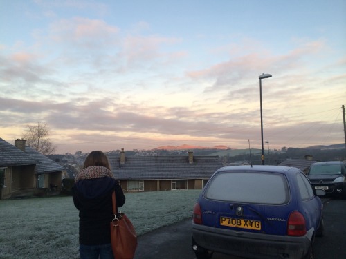 cucumbre:  my pretty friend taking a picture of the pretty sky 