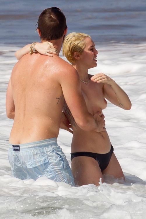 samk92:  Miley Cyrus topless