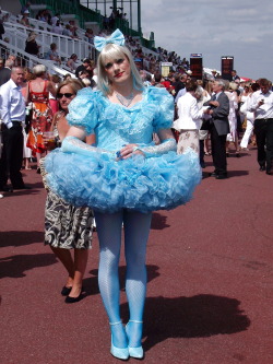 dollydeegagme:  Wishing I can be humiliated in public like this xx 