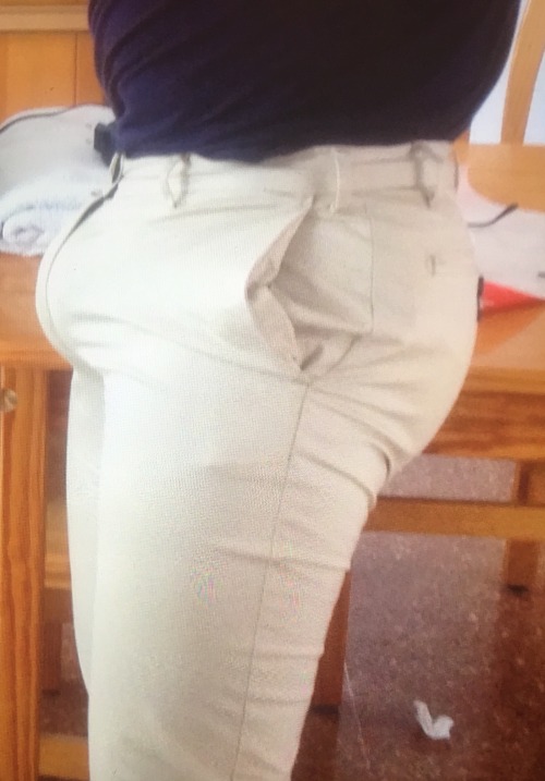 bulgebuddy1066:  My favourite cream tight stretch bulging trousers.