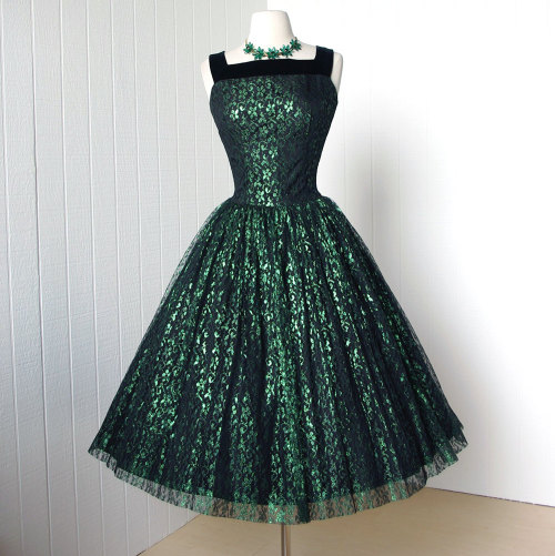 agentsex: youinspireyourself: retro-girl811: Emerald Cocktail Dresses The colour, the fabric, the cu