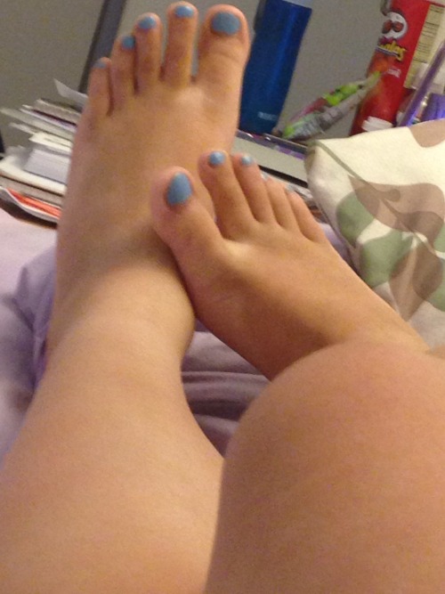 xkusuguriaix:  I realized I haven’t posted anything in a while so here’s some lazy feet pics for ya’ll